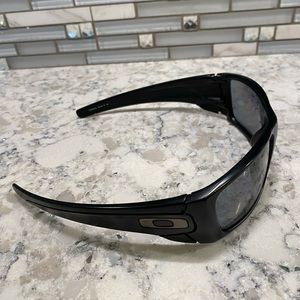 Oakley Sunglasses FUEL CELL. 009096-05. 60-19 mm. Matte Black Frame/black Lenses